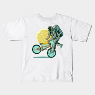 Astronaut freestyle bmx bike with moon Kids T-Shirt